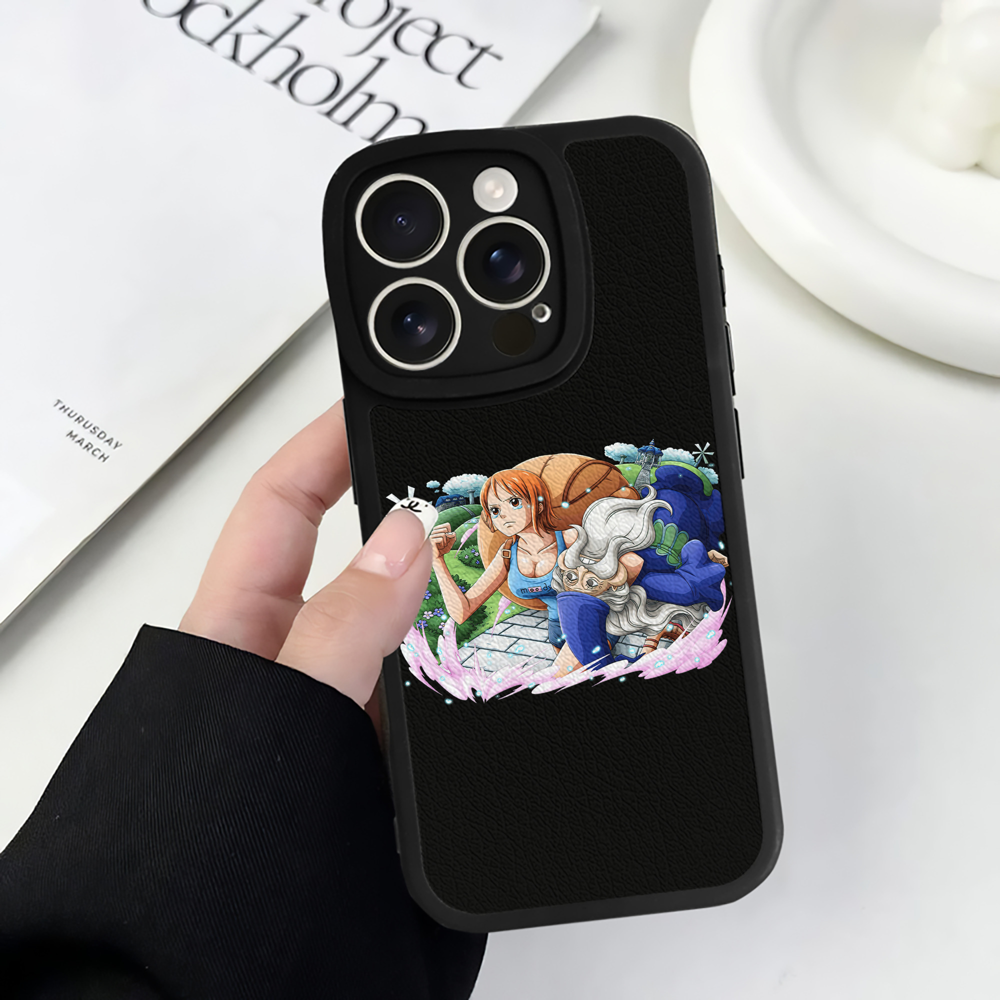（画像用） ワンピース ナミ ONE PIECE Nami 【iPhone 16シリーズ対応】シリコンスマホケース（レザー調） 材質：シリコン